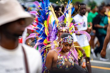 Renkli kostümler giymiş maskeli ve dansçılar Toronto Karayipler Karnavalı 'na katılıyor. Toronto, Kanada - 3 Ağustos 2024.