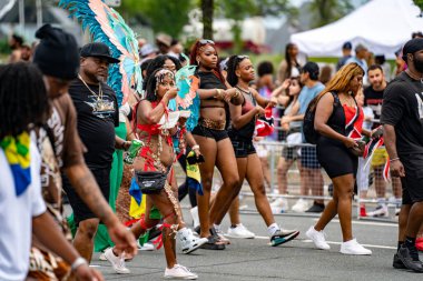 Renkli kostümler giymiş maskeli ve dansçılar Toronto Karayipler Karnavalı 'na katılıyor. Toronto, Kanada - 3 Ağustos 2024.