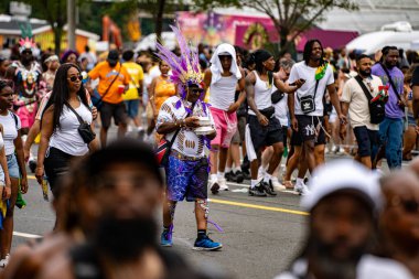 Renkli kostümler giymiş maskeli ve dansçılar Toronto Karayipler Karnavalı 'na katılıyor. Toronto, Kanada - 3 Ağustos 2024.