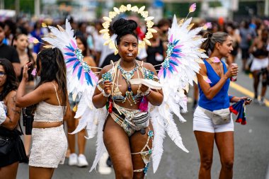 Renkli kostümler giymiş maskeli ve dansçılar Toronto Karayipler Karnavalı 'na katılıyor. Toronto, Kanada - 3 Ağustos 2024.