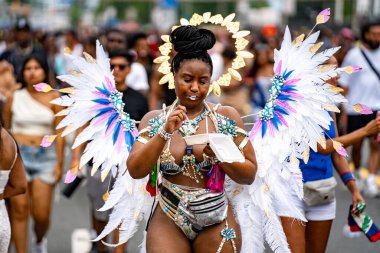 Renkli kostümler giymiş maskeli ve dansçılar Toronto Karayipler Karnavalı 'na katılıyor. Toronto, Kanada - 3 Ağustos 2024.