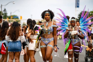 Renkli kostümler giymiş maskeli ve dansçılar Toronto Karayipler Karnavalı 'na katılıyor. Toronto, Kanada - 3 Ağustos 2024.
