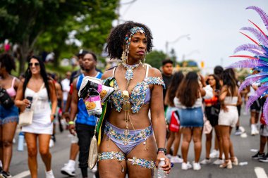 Renkli kostümler giymiş maskeli ve dansçılar Toronto Karayipler Karnavalı 'na katılıyor. Toronto, Kanada - 3 Ağustos 2024.