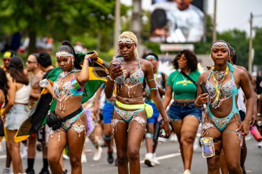 Renkli kostümler giymiş maskeli ve dansçılar Toronto Karayipler Karnavalı 'na katılıyor. Toronto, Kanada - 3 Ağustos 2024.