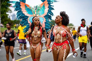 Renkli kostümler giymiş maskeli ve dansçılar Toronto Karayipler Karnavalı 'na katılıyor. Toronto, Kanada - 3 Ağustos 2024.