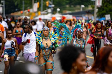 Renkli kostümler giymiş maskeli ve dansçılar Toronto Karayipler Karnavalı 'na katılıyor. Toronto, Kanada - 3 Ağustos 2024.