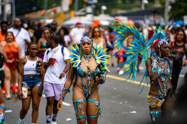 Renkli kostümler giymiş maskeli ve dansçılar Toronto Karayipler Karnavalı 'na katılıyor. Toronto, Kanada - 3 Ağustos 2024.