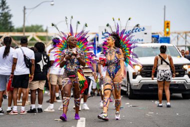 Renkli kostümler giymiş maskeli ve dansçılar Toronto Karayipler Karnavalı 'na katılıyor. Toronto, Kanada - 3 Ağustos 2024.