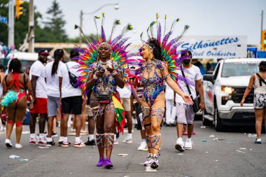 Renkli kostümler giymiş maskeli ve dansçılar Toronto Karayipler Karnavalı 'na katılıyor. Toronto, Kanada - 3 Ağustos 2024.