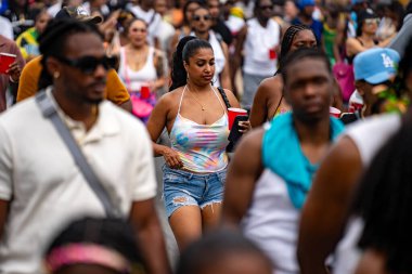 Maskeli balocular Toronto Karayip Karnavalı Büyük Geçit Töreni 'ne katılıyorlar. Toronto, Kanada - 3 Ağustos 2024.