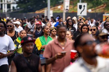 Maskeli balocular Toronto Karayip Karnavalı Büyük Geçit Töreni 'ne katılıyorlar. Toronto, Kanada - 3 Ağustos 2024.