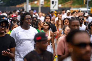 Maskeli balocular Toronto Karayip Karnavalı Büyük Geçit Töreni 'ne katılıyorlar. Toronto, Kanada - 3 Ağustos 2024.