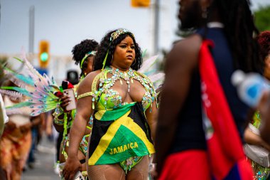 Maskeli balocular Toronto Karayip Karnavalı Büyük Geçit Töreni 'ne katılıyorlar. Toronto, Kanada - 3 Ağustos 2024.