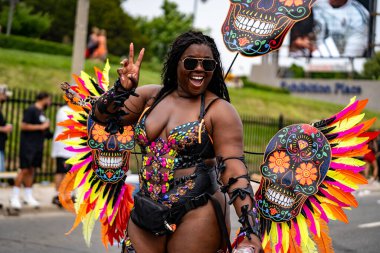 Maskeli balocular Toronto Karayip Karnavalı Büyük Geçit Töreni 'ne katılıyorlar. Toronto, Kanada - 3 Ağustos 2024.