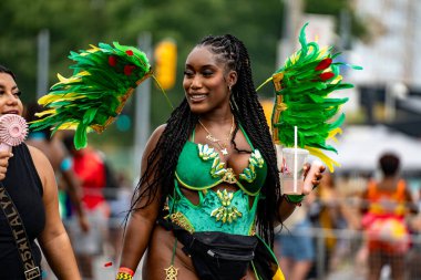 Maskeli balocular Toronto Karayip Karnavalı Büyük Geçit Töreni 'ne katılıyorlar. Toronto, Kanada - 3 Ağustos 2024.