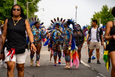 Maskeli balocular Toronto Karayip Karnavalı Büyük Geçit Töreni 'ne katılıyorlar. Toronto, Kanada - 3 Ağustos 2024.