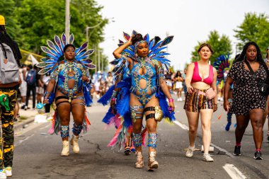 Maskeli balocular Toronto Karayip Karnavalı Büyük Geçit Töreni 'ne katılıyorlar. Toronto, Kanada - 3 Ağustos 2024.