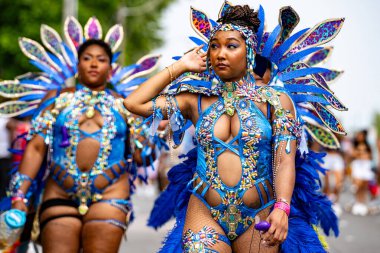 Maskeli balocular Toronto Karayip Karnavalı Büyük Geçit Töreni 'ne katılıyorlar. Toronto, Kanada - 3 Ağustos 2024.