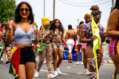 Kuzey Amerika 'nın en büyük sokak festivallerinden biri olan Toronto Karayip Karnavalı Büyük Geçit Töreni' ne katılanlar. Toronto, Kanada - 3 Ağustos 2024.