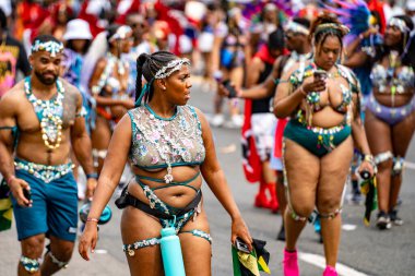 Kuzey Amerika 'nın en büyük sokak festivallerinden biri olan Toronto Karayip Karnavalı Büyük Geçit Töreni' ne katılanlar. Toronto, Kanada - 3 Ağustos 2024.