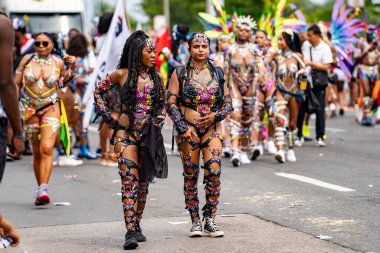 Kuzey Amerika 'nın en büyük sokak festivallerinden biri olan Toronto Karayip Karnavalı Büyük Geçit Töreni' ne katılanlar. Toronto, Kanada - 3 Ağustos 2024.