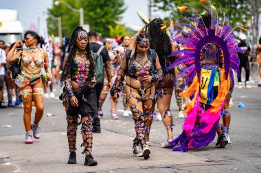 Kuzey Amerika 'nın en büyük sokak festivallerinden biri olan Toronto Karayip Karnavalı Büyük Geçit Töreni' ne katılanlar. Toronto, Kanada - 3 Ağustos 2024.