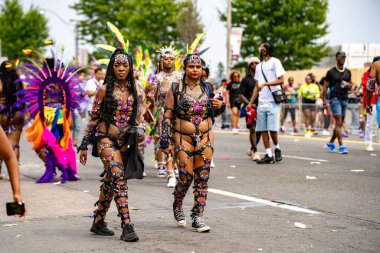 Kuzey Amerika 'nın en büyük sokak festivallerinden biri olan Toronto Karayip Karnavalı Büyük Geçit Töreni' ne katılanlar. Toronto, Kanada - 3 Ağustos 2024.