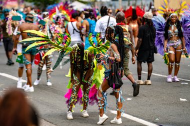 Kuzey Amerika 'nın en büyük sokak festivallerinden biri olan Toronto Karayip Karnavalı Büyük Geçit Töreni' ne katılanlar. Toronto, Kanada - 3 Ağustos 2024.