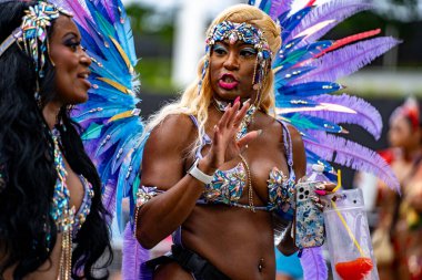 Kuzey Amerika 'nın en büyük sokak festivallerinden biri olan Toronto Karayip Karnavalı Büyük Geçit Töreni' ne katılanlar. Toronto, Kanada - 3 Ağustos 2024.