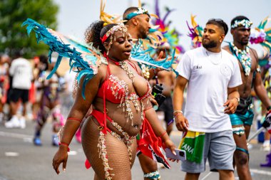Kuzey Amerika 'nın en büyük sokak festivallerinden biri olan Toronto Karayip Karnavalı Büyük Geçit Töreni' ne katılanlar. Toronto, Kanada - 3 Ağustos 2024.
