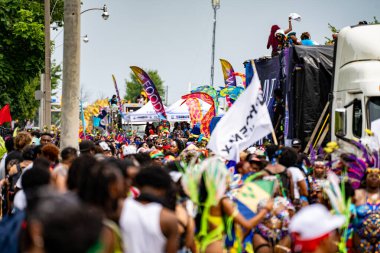 Kuzey Amerika 'nın en büyük sokak festivallerinden biri olan Toronto Karayip Karnavalı Büyük Geçit Töreni' ne katılanlar. Toronto, Kanada - 3 Ağustos 2024.