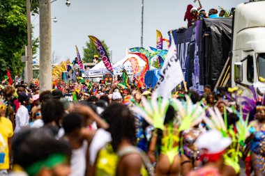 Kuzey Amerika 'nın en büyük sokak festivallerinden biri olan Toronto Karayip Karnavalı Büyük Geçit Töreni' ne katılanlar. Toronto, Kanada - 3 Ağustos 2024.