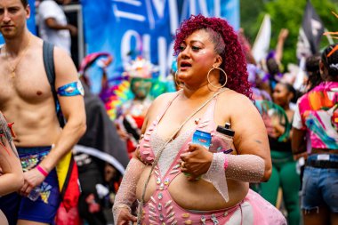 Kuzey Amerika 'nın en büyük sokak festivallerinden biri olan Toronto Karayip Karnavalı Büyük Geçit Töreni' ne katılanlar. Toronto, Kanada - 3 Ağustos 2024.