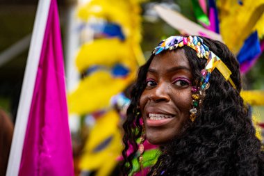 Kuzey Amerika 'nın en büyük sokak festivallerinden biri olan Toronto Karayip Karnavalı Büyük Geçit Töreni' ne katılanlar. Toronto, Kanada - 3 Ağustos 2024.
