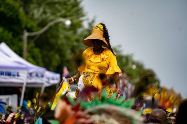 Kuzey Amerika 'nın en büyük sokak festivallerinden biri olan Toronto Karayip Karnavalı Büyük Geçit Töreni' ne katılanlar. Toronto, Kanada - 3 Ağustos 2024.