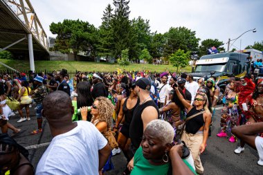 Kuzey Amerika 'nın en büyük sokak festivallerinden biri olan Toronto Karayip Karnavalı Büyük Geçit Töreni' ne katılanlar. Toronto, Kanada - 3 Ağustos 2024.