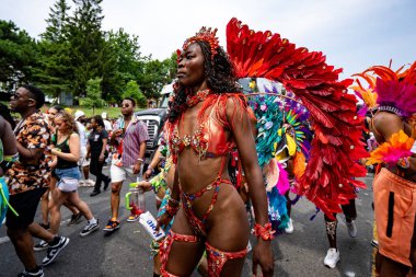 Kuzey Amerika 'nın en büyük sokak festivallerinden biri olan Toronto Karayip Karnavalı Büyük Geçit Töreni' ne katılanlar. Toronto, Kanada - 3 Ağustos 2024.