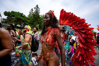 Kuzey Amerika 'nın en büyük sokak festivallerinden biri olan Toronto Karayip Karnavalı Büyük Geçit Töreni' ne katılanlar. Toronto, Kanada - 3 Ağustos 2024.
