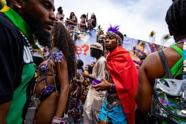 Kuzey Amerika 'nın en büyük sokak festivallerinden biri olan Toronto Karayip Karnavalı Büyük Geçit Töreni' ne katılanlar. Toronto, Kanada - 3 Ağustos 2024.