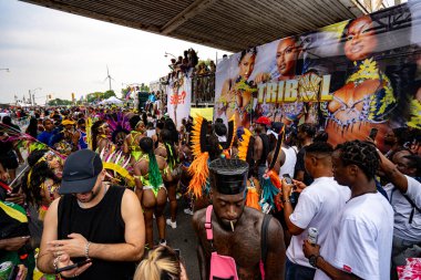 Kuzey Amerika 'nın en büyük sokak festivallerinden biri olan Toronto Karayip Karnavalı Büyük Geçit Töreni' ne katılanlar. Toronto, Kanada - 3 Ağustos 2024.
