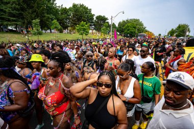 Kuzey Amerika 'nın en büyük sokak festivallerinden biri olan Toronto Karayip Karnavalı Büyük Geçit Töreni' ne katılanlar. Toronto, Kanada - 3 Ağustos 2024.