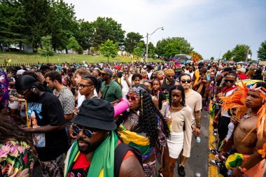 Kuzey Amerika 'nın en büyük sokak festivallerinden biri olan Toronto Karayip Karnavalı Büyük Geçit Töreni' ne katılanlar. Toronto, Kanada - 3 Ağustos 2024.