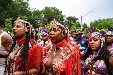 Kuzey Amerika 'nın en büyük sokak festivallerinden biri olan Toronto Karayip Karnavalı Büyük Geçit Töreni' ne katılanlar. Toronto, Kanada - 3 Ağustos 2024.