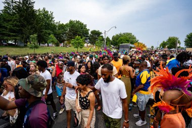 Kuzey Amerika 'nın en büyük sokak festivallerinden biri olan Toronto Karayip Karnavalı Büyük Geçit Töreni' ne katılanlar. Toronto, Kanada - 3 Ağustos 2024.