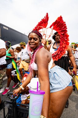 Kuzey Amerika 'nın en büyük sokak festivallerinden biri olan Toronto Karayip Karnavalı Büyük Geçit Töreni' ne katılanlar. Toronto, Kanada - 3 Ağustos 2024.