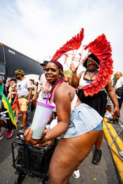 Kuzey Amerika 'nın en büyük sokak festivallerinden biri olan Toronto Karayip Karnavalı Büyük Geçit Töreni' ne katılanlar. Toronto, Kanada - 3 Ağustos 2024.