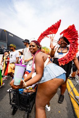 Kuzey Amerika 'nın en büyük sokak festivallerinden biri olan Toronto Karayip Karnavalı Büyük Geçit Töreni' ne katılanlar. Toronto, Kanada - 3 Ağustos 2024.
