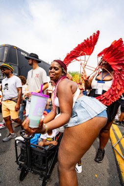 Kuzey Amerika 'nın en büyük sokak festivallerinden biri olan Toronto Karayip Karnavalı Büyük Geçit Töreni' ne katılanlar. Toronto, Kanada - 3 Ağustos 2024.