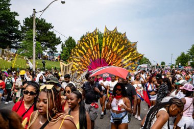 Kuzey Amerika 'nın en büyük sokak festivallerinden biri olan Toronto Karayip Karnavalı Büyük Geçit Töreni' ne katılanlar. Toronto, Kanada - 3 Ağustos 2024.