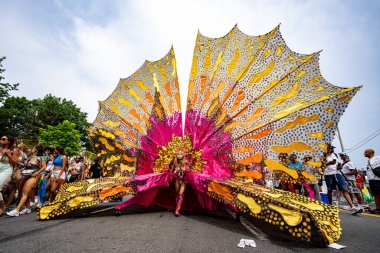 Kuzey Amerika 'nın en büyük sokak festivallerinden biri olan Toronto Karayip Karnavalı Büyük Geçit Töreni' ne katılanlar. Toronto, Kanada - 3 Ağustos 2024.